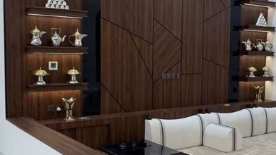 تصميم داخلي لصالة فيلا مودرن فاخرة بحي حطين بالرياض تتميز بجدار من بديل الرخام الأبيض ذي العروق الرمادية مدمج مع إضاءة ليد دافئة وأسقف جبس بورد فلات ناعمة