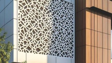 تصميم واجهة مودرن لفيلا فاخرة بحي الملقا بالرياض مكسوة بألواح حديد قص ليزر CNC مفرغة بنقوش هندسية مع إضاءة ليد خلفية دافئة