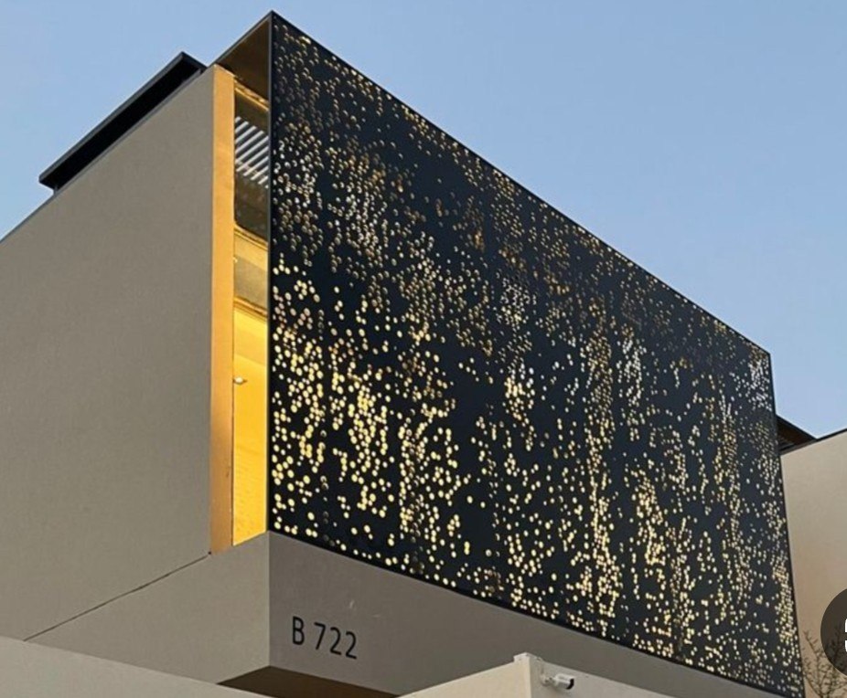تصميم واجهة مودرن لفيلا فاخرة بحي الملقا بالرياض مكسوة بألواح حديد قص ليزر CNC مفرغة بنقوش هندسية مع إضاءة ليد خلفية دافئة