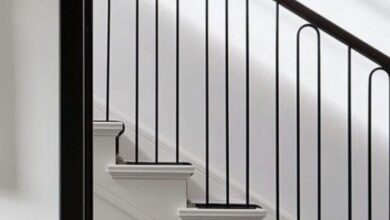 تصميم وتركيب دربزين حديد مودرن أسود بتقنية قص ليزر CNC مدمج مع درابزين خشبي فاخر على درج رخامي داخل فيلا سكنية بحي العليا بالرياض