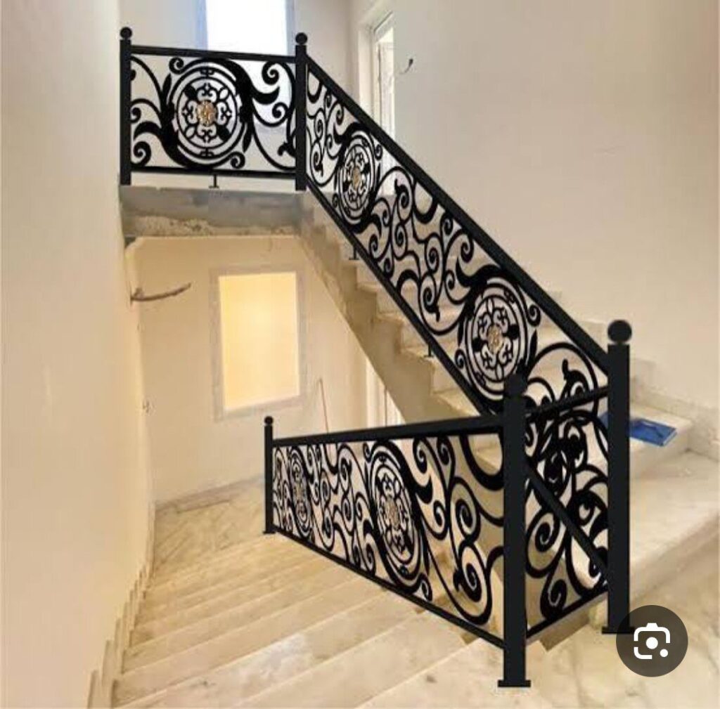 تصميم وتركيب دربزين حديد مودرن أسود بتقنية قص ليزر CNC مدمج مع درابزين خشبي فاخر على درج رخامي داخل فيلا سكنية بحي العليا بالرياض